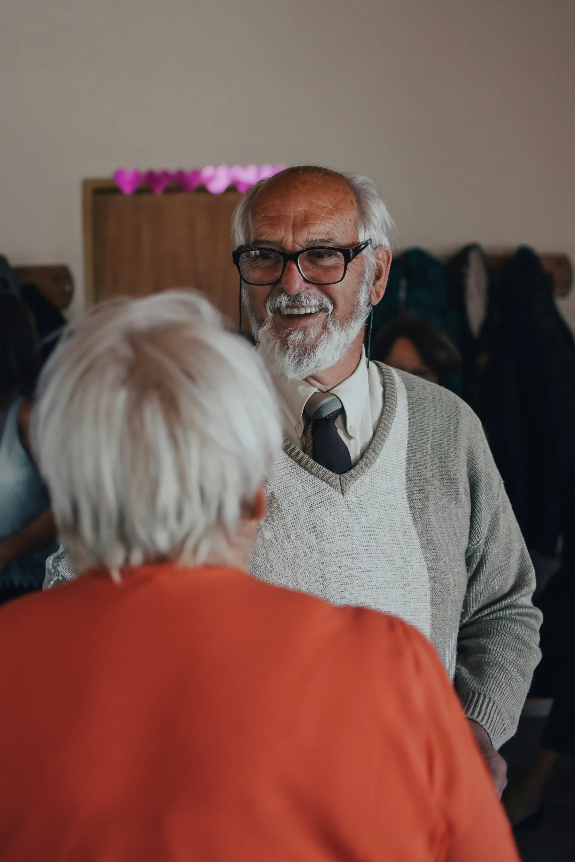 Homme &acirc;g&eacute; souriant lors d'une conversation chaleureuse